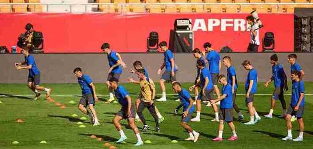 هانسي فليك يجري حوارًا خلال التدريبات استعدادًا لمواجهة كلوب بروج